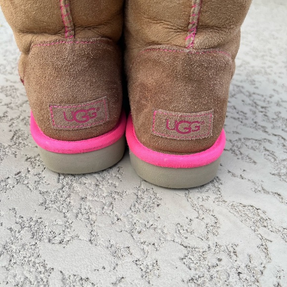 Rare UGG Neon II Classic Short Boot Chestnut Suede with neon pink trim Size 9M - Picture 11 of 12
